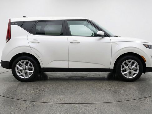 Used 2025 Kia Soul LX w/ LX Technology Package FWD image 11