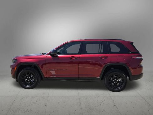 Used 2025 Jeep Grand Cherokee Altitude RWD image 3