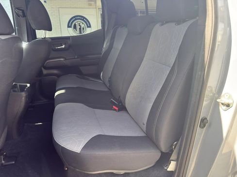 Used 2020 Toyota Tacoma TRD Off-Road w/ Technology Package image 16