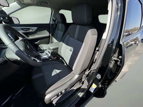 Certified 2025 Chevrolet Blazer LT w/ Convenience Package image 18