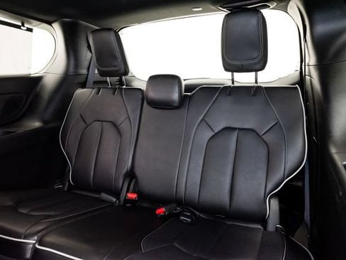 Used 2025 Chrysler Pacifica Limited FWD image 23