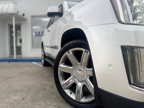 Used 2017 Cadillac Escalade Luxury AWD/4WD image 20