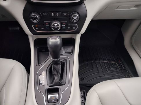 Used 2020 Jeep Cherokee Latitude Plus w/ Comfort/Convenience Group image 10