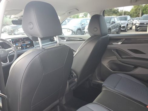 Certified 2026 Volkswagen Tiguan SE FWD image 18
