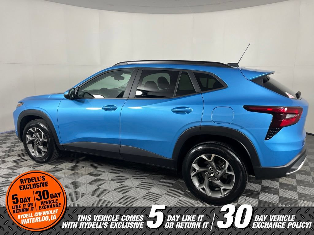 Used 2025 Chevrolet Trax LT w/ LT Convenience Package FWD image 14