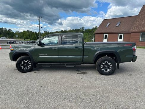 Used 2022 Toyota Tacoma TRD Off-Road w/ TRD Premium Off Road Package AWD/4WD image 2