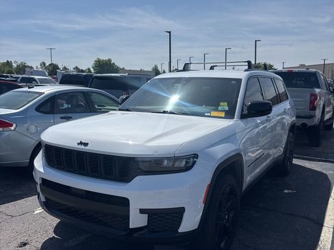 Used 2023 Jeep Grand Cherokee L Laredo image 1