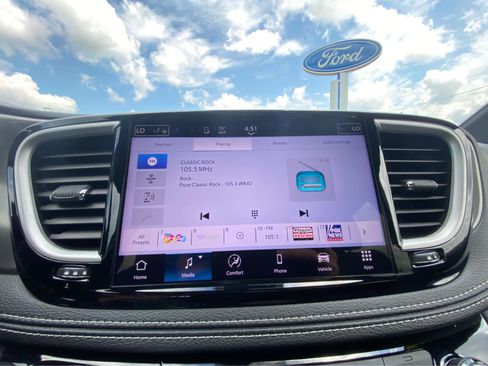 Used 2025 Chrysler Pacifica Select FWD image 27