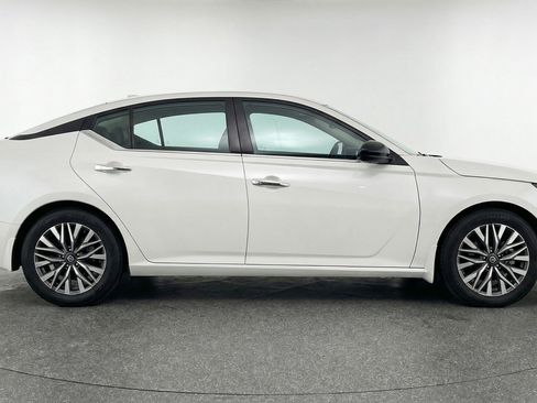 Used 2025 Nissan Altima 2.5 SV FWD image 11