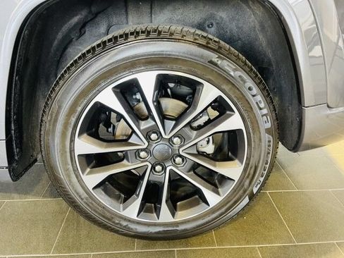 Used 2023 Jeep Grand Cherokee Overland w/ Luxury Tech Group IV AWD/4WD image 34