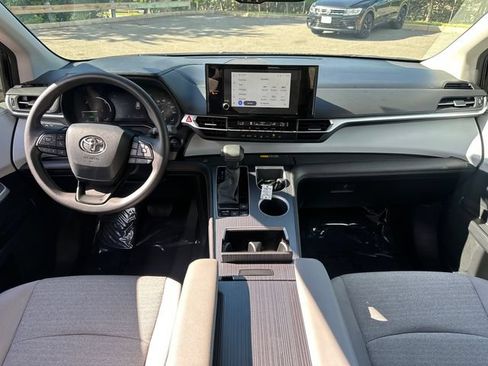 Certified 2026 Toyota Sienna LE FWD image 22