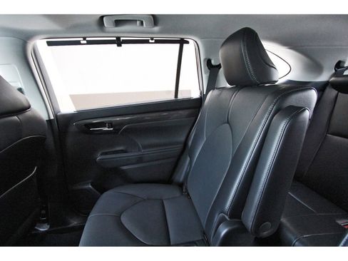 Used 2022 Toyota Highlander Limited FWD image 13