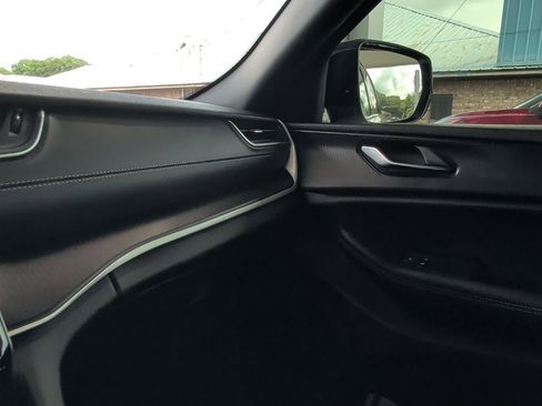 Used 2025 Jeep Grand Cherokee Altitude RWD image 4