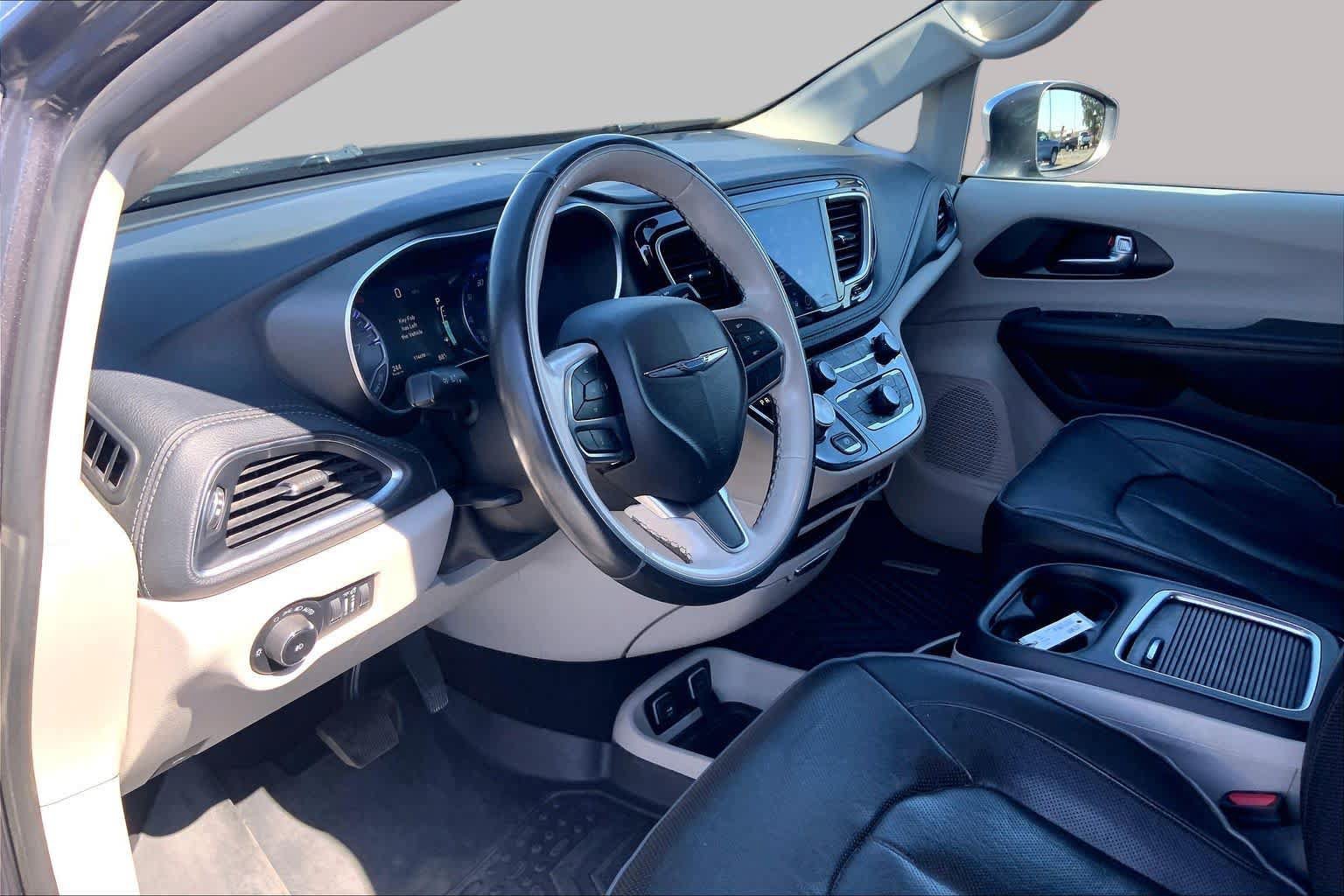 Used 2020 Chrysler Pacifica Limited FWD image 18