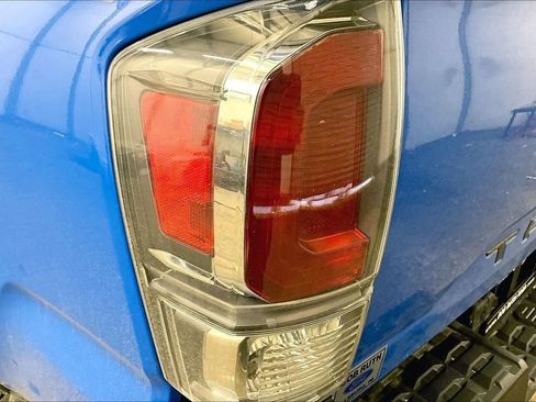 Used 2020 Toyota Tacoma TRD Off-Road w/ Blackout Package image 28