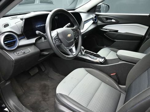 Used 2025 Chevrolet Trax LT w/ LT Convenience Package FWD image 11
