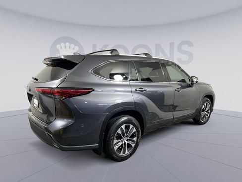 Used 2022 Toyota Highlander XLE AWD/4WD image 11