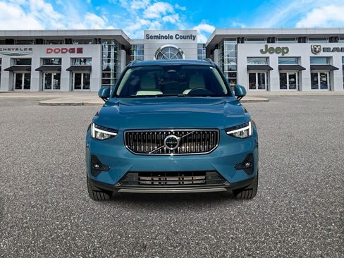 Used 2023 Volvo XC40 B5 Plus w/ Driver Assist Package AWD/4WD image 3