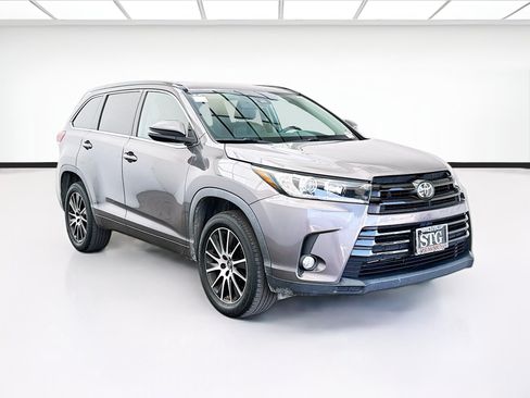 Used 2018 Toyota Highlander SE FWD image 3