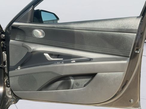 Used 2025 Hyundai Elantra SE FWD image 10