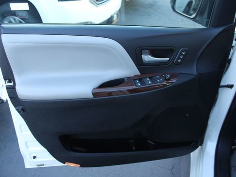 Used 2015 Toyota Sienna Limited Premium FWD image 18