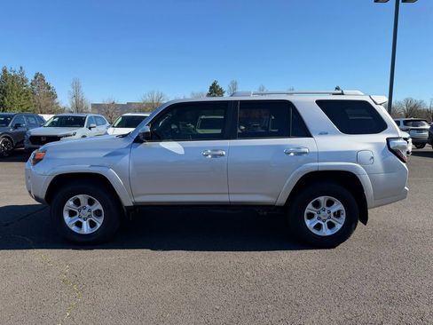 Used 2017 Toyota 4Runner SR5 AWD/4WD image 5