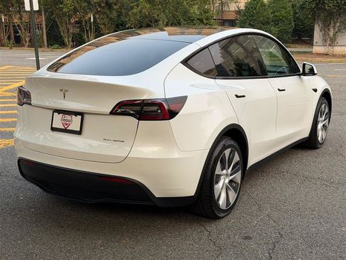 Used 2024 Tesla Model Y Long Range AWD/4WD image 9