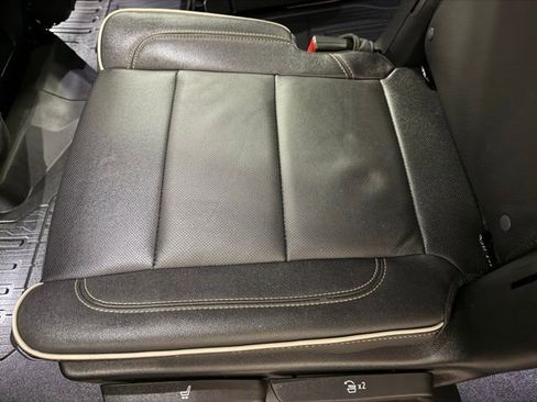 Used 2023 GMC Yukon XL SLT w/ SLT Premium Package AWD/4WD image 18