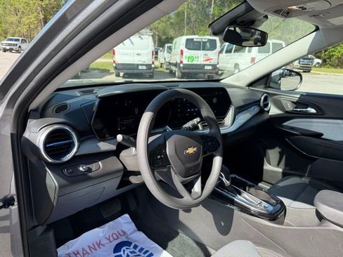 Used 2025 Chevrolet Trax LT image 8