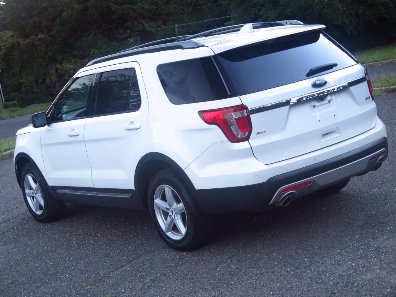 Used 2016 Ford Explorer XLT w/ Equipment Group 202A AWD/4WD image 22