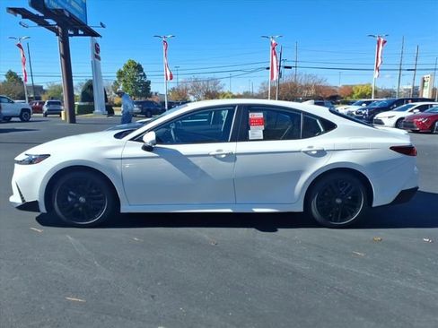 New 2026 Toyota Camry SE image 3