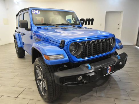 Used 2024 Jeep Wrangler Unlimited w/ Convenience Group AWD/4WD image 7