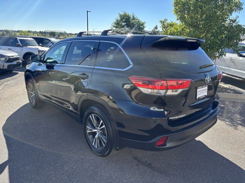 Used 2019 Toyota Highlander LE AWD/4WD image 5