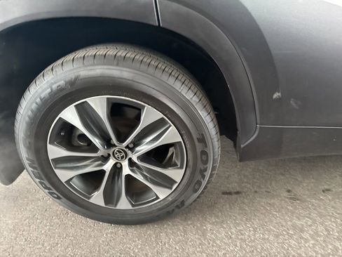 Used 2022 Toyota Highlander XLE image 3