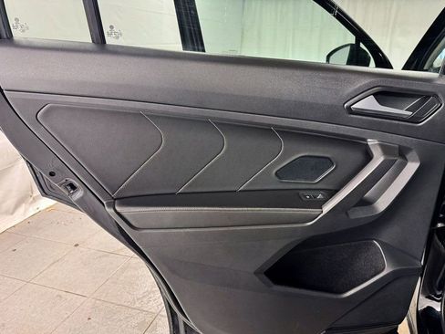 Used 2022 Volkswagen Tiguan SE w/ Panoramic Sunroof Package image 14