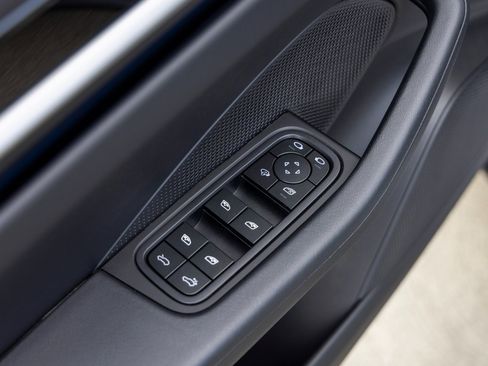 New 2025 Porsche Macan Electric image 24