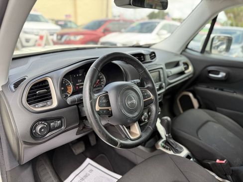 Used 2016 Jeep Renegade Latitude FWD image 13