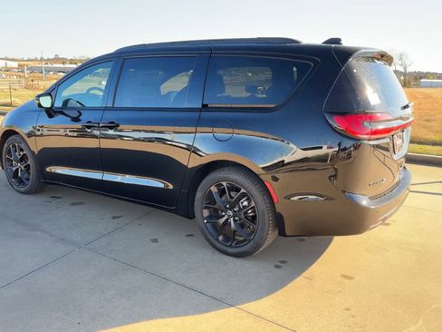 New 2026 Chrysler Pacifica Limited w/ S Appearance Package image 7