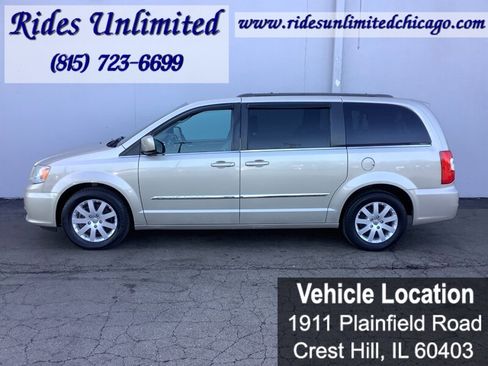 Used 2014 Chrysler Town & Country Touring FWD image 3