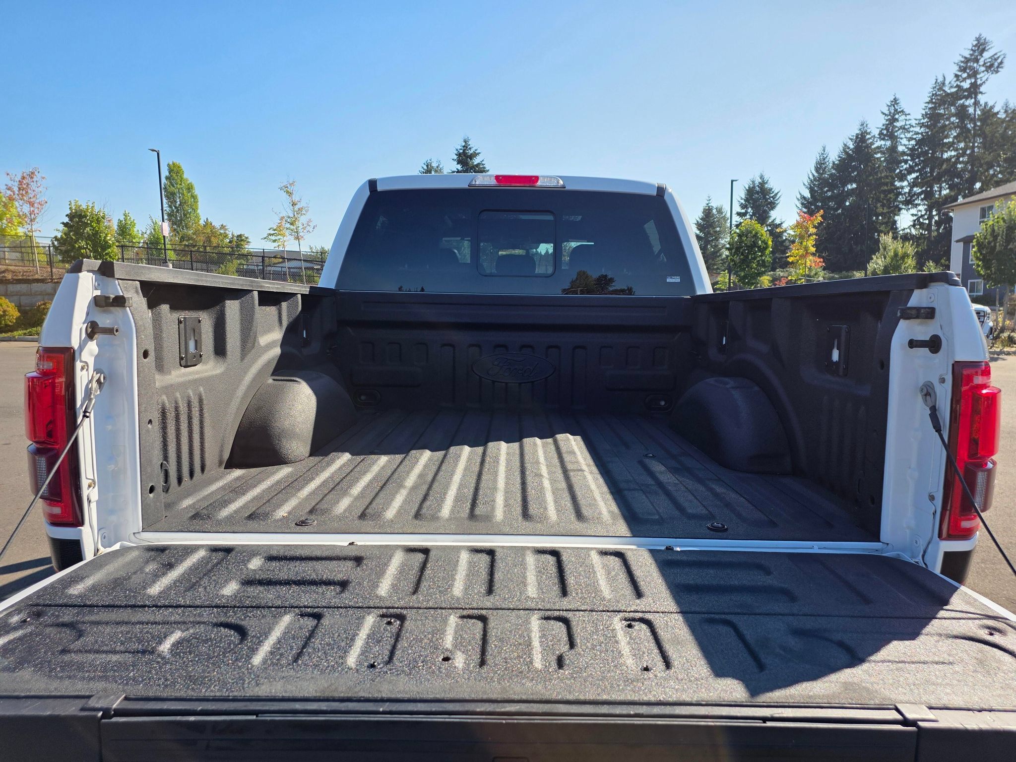 Used 2016 Ford F150 Lariat w/ Equipment Group 502A Luxury AWD/4WD image 9