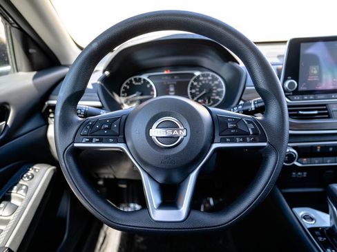Used 2024 Nissan Altima 2.5 SV FWD image 13