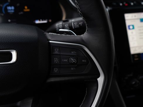 Used 2022 Jeep Grand Cherokee Limited image 22