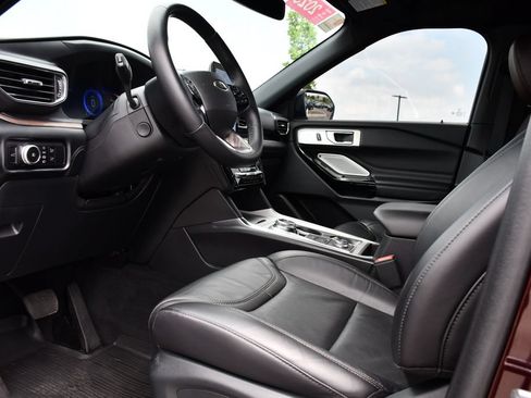 Used 2023 Ford Explorer Platinum w/ Technology Package AWD/4WD image 17