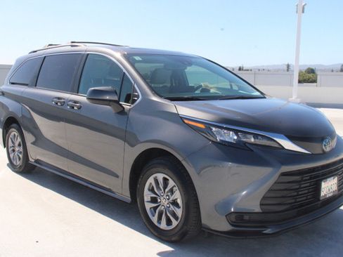 Certified 2025 Toyota Sienna LE w/ LE Plus Package FWD image 2