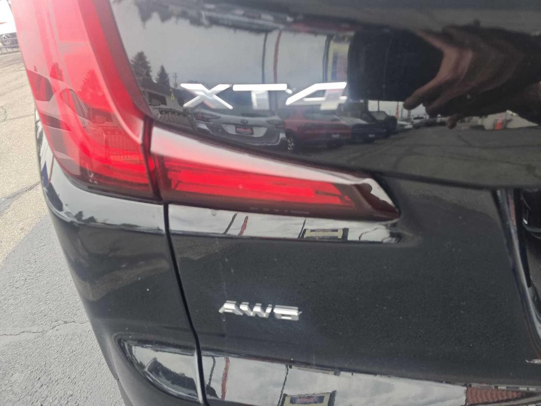 Used 2020 Cadillac XT4 Luxury w/ Cold Weather Package AWD/4WD image 17