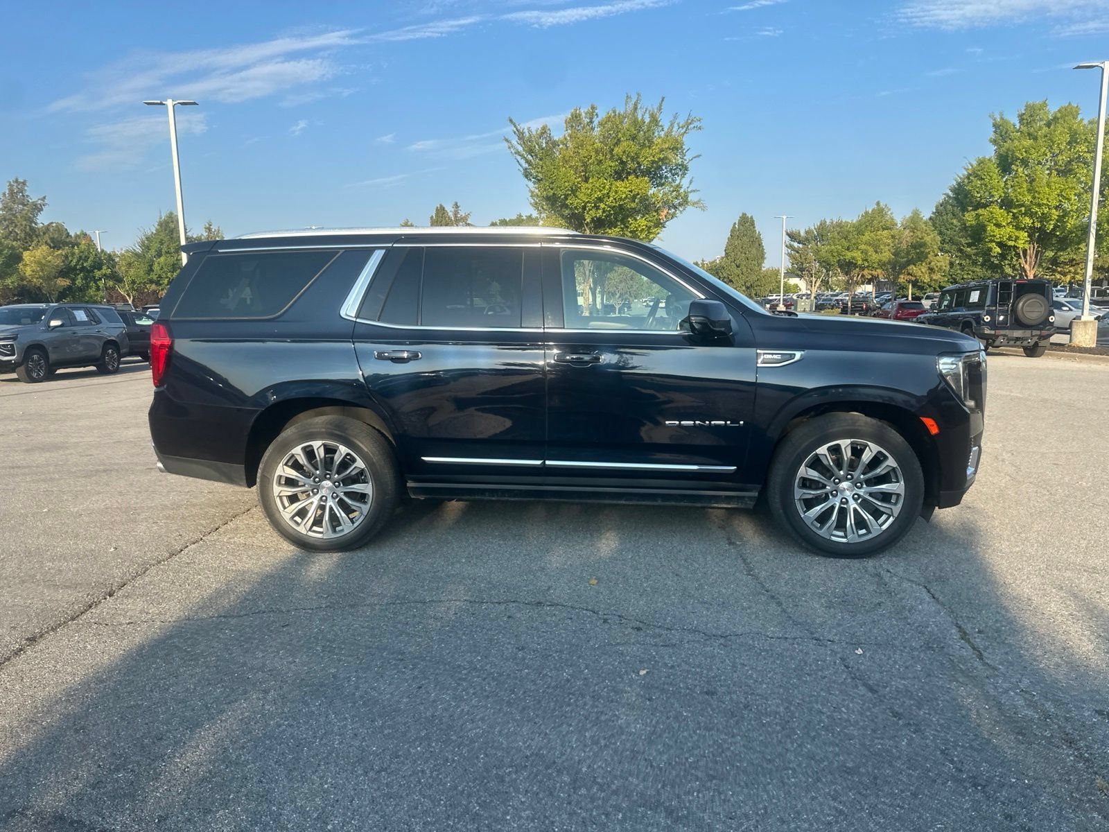 Used 2022 GMC Yukon Denali w/ Denali Premium Package AWD/4WD image 4
