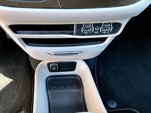 Certified 2024 Chrysler Pacifica Touring-L image 15