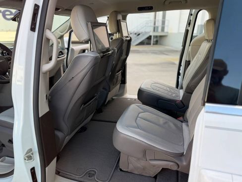 Used 2017 Chrysler Pacifica Touring-L Plus image 20