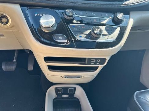 Certified 2019 Chrysler Pacifica Limited FWD image 22