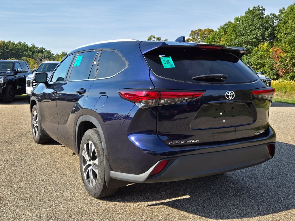 Used 2023 Toyota Highlander XLE AWD/4WD image 3